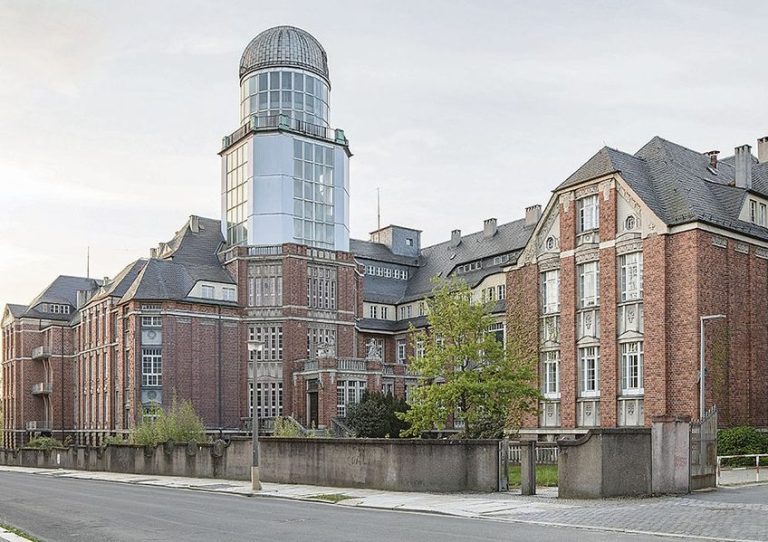 Der Beyer-Bau von der George-Bähr-Straße aus gesehen. © Till Schuster 